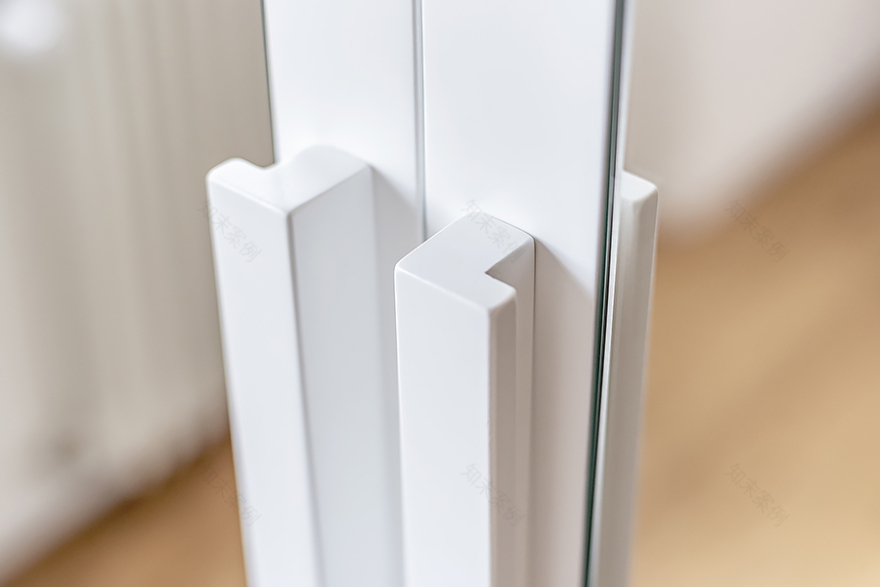 彩色木质漩涡,打造 50 平米别墅的极致空间利用-12