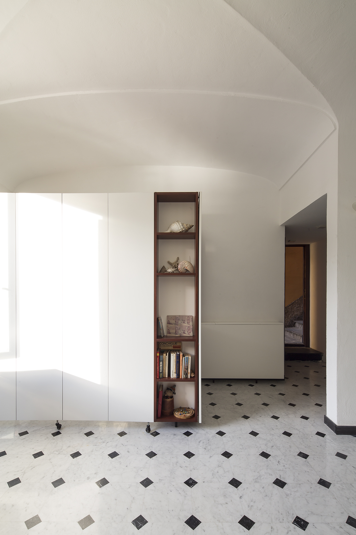 意大利公寓 Casa GAS 以木质隐匿面板打造多功能空间-4