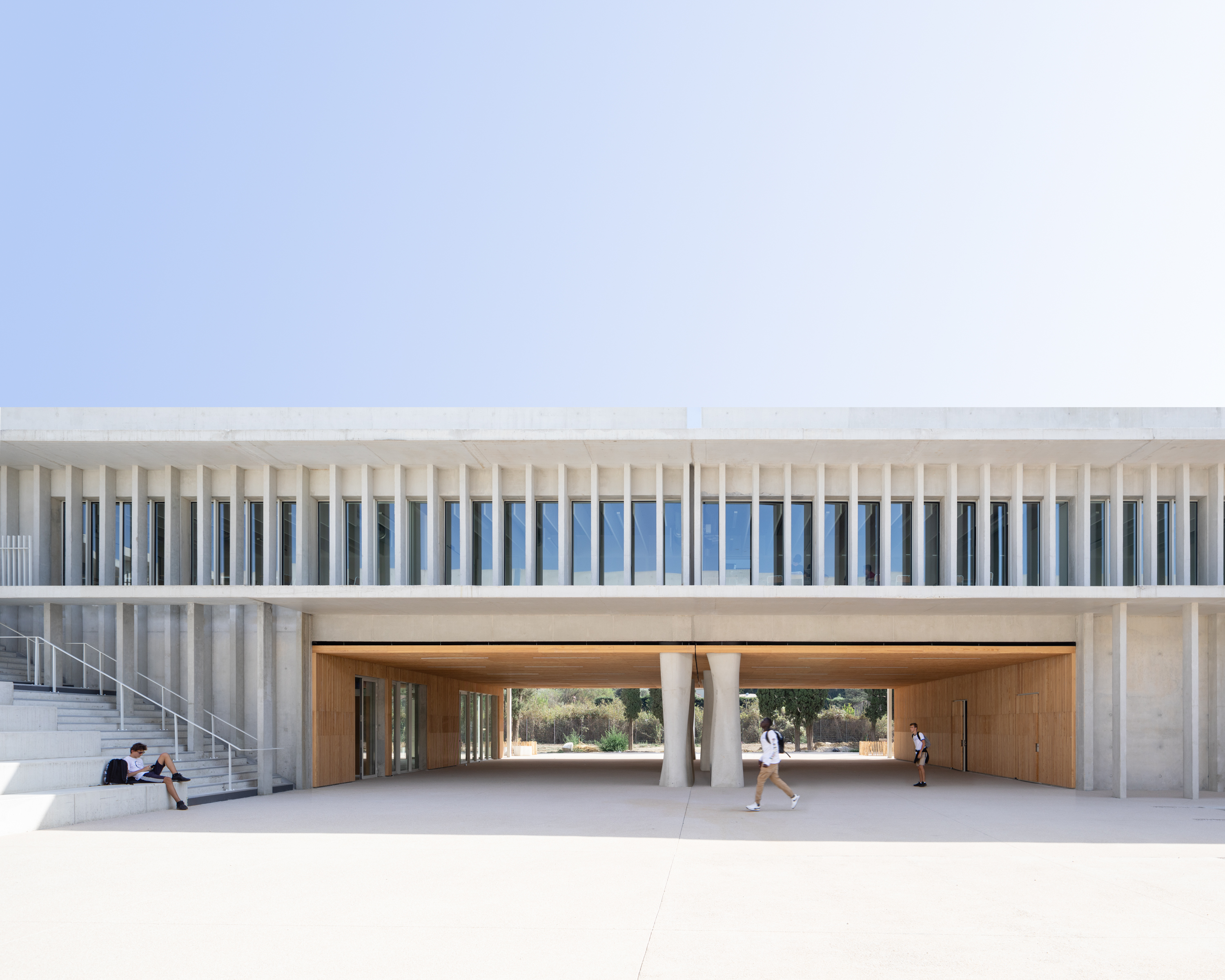 Laudescher’s wood solutions perfect the ethereal and rhythmic architectural composition of the Châteaurenard High School-0