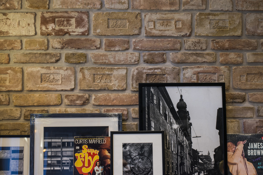 布达佩斯市中心 62 平米公寓变身个性男士空间-12