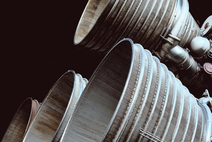 Zac Henderson 打造工业风 Saturn V 火箭内部空间设计-7