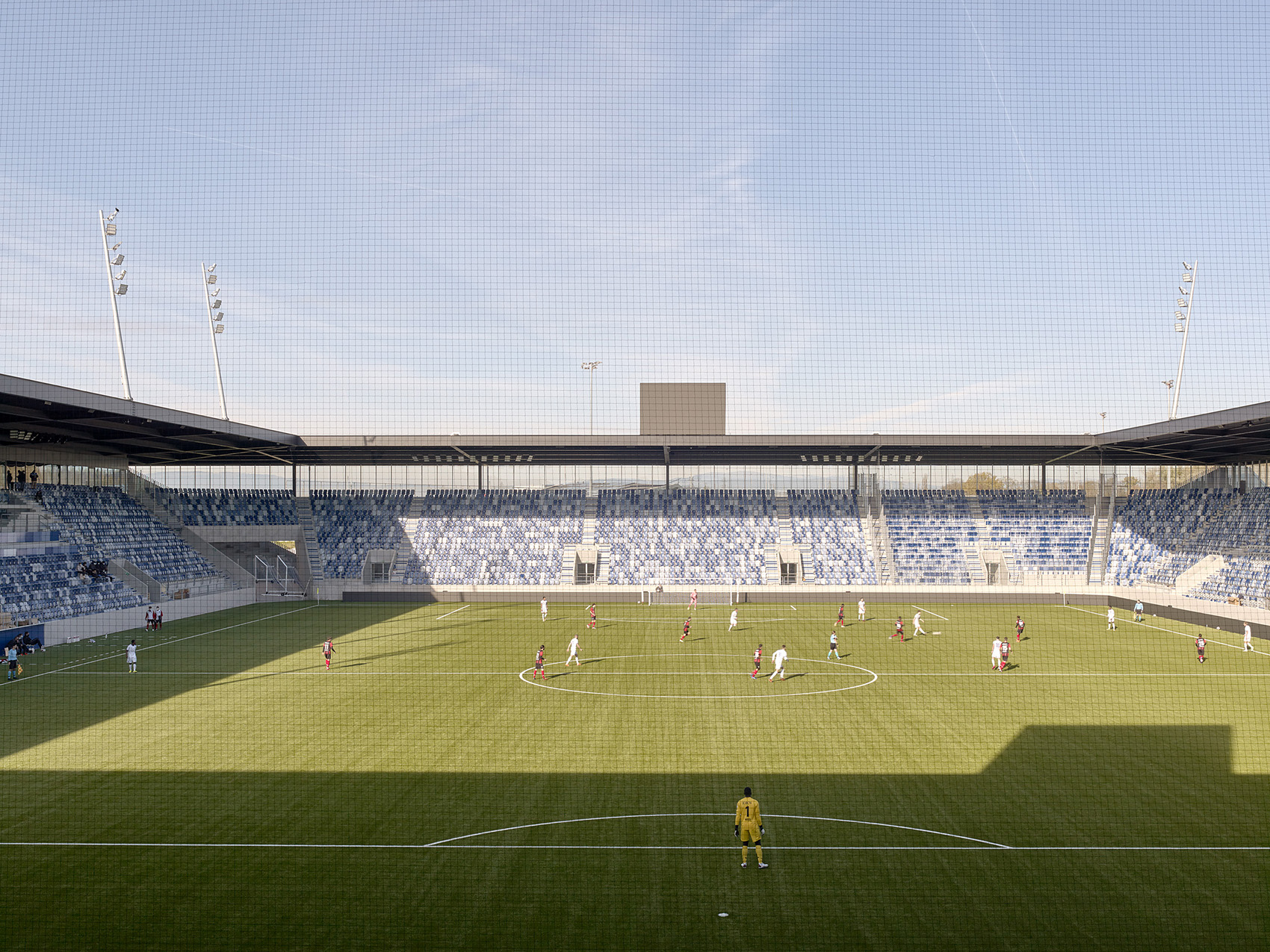 洛桑市新足球场馆，瑞士/散发宁静感的市郊体育设施-43