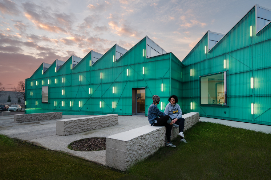 绿色纤维玻璃外墙,打造温馨包容的康复中心-3