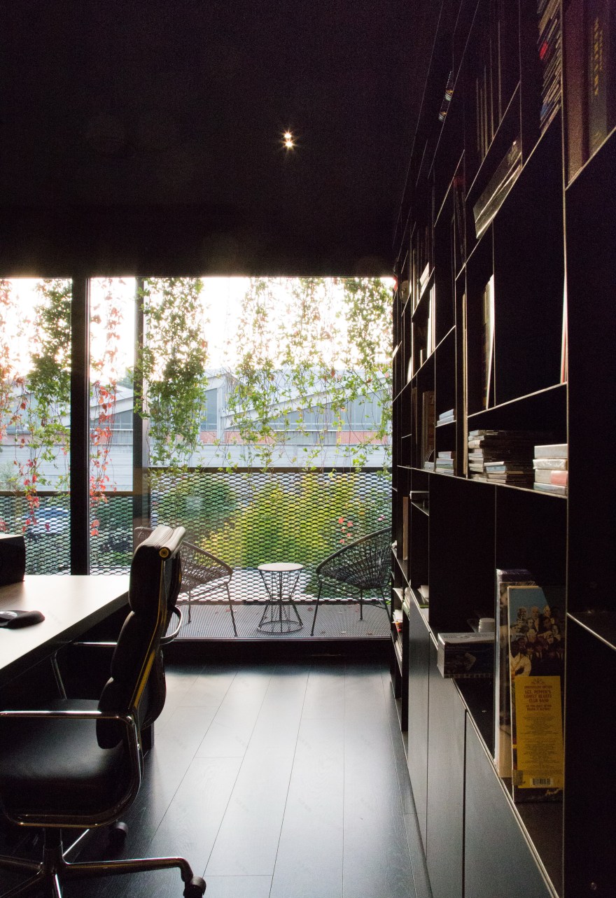 绿意盎然的音乐工作室 | 透明玻璃与植物墙的创意融合-9