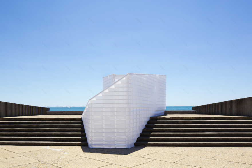 纸船唤起童年记忆,法国 Origamic 展厅设计展现地中海风情-2