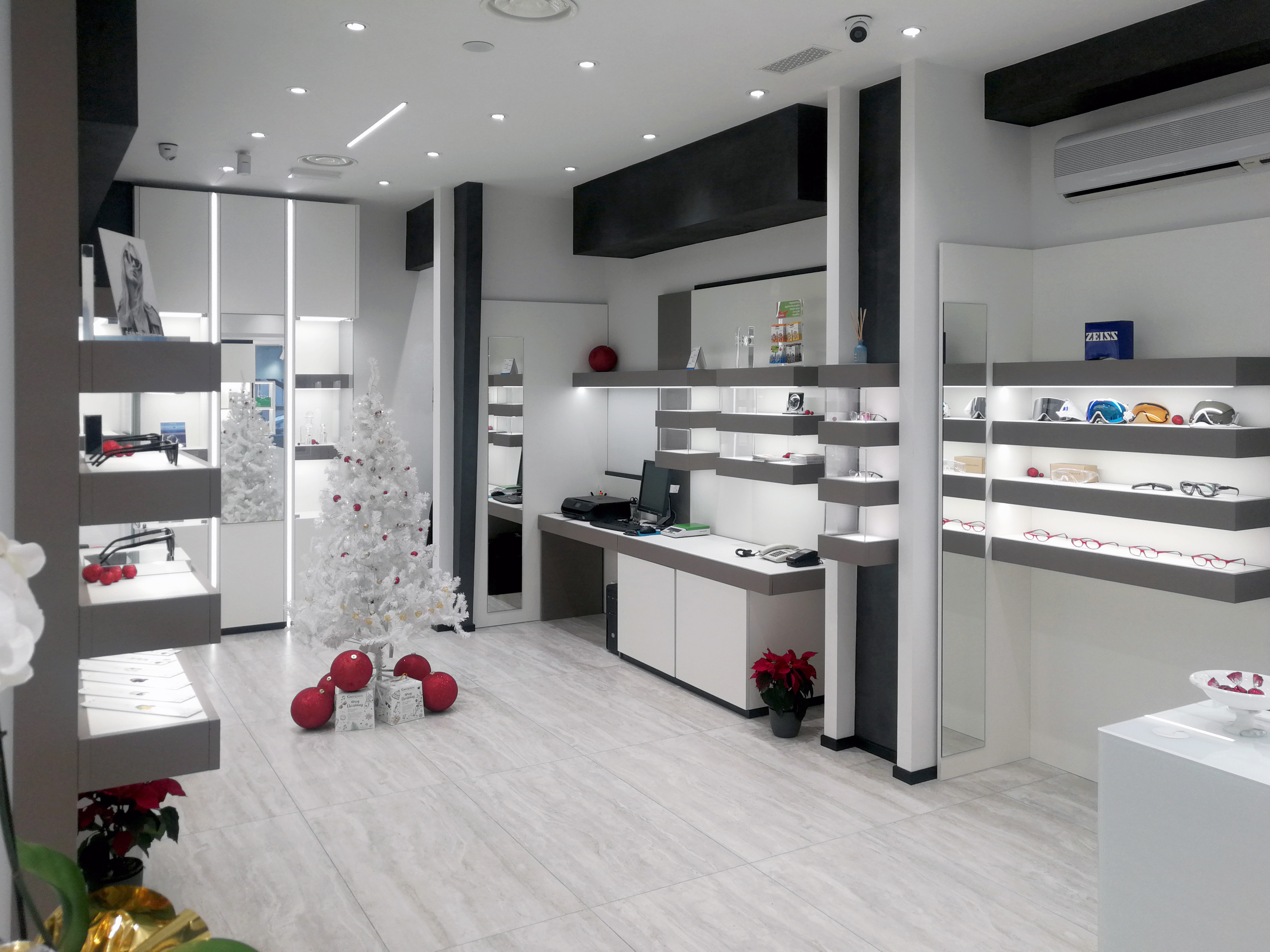 雪中圣诞树灵感的温馨珠宝店设计丨GioielleriaOttica Damiani 1927-7