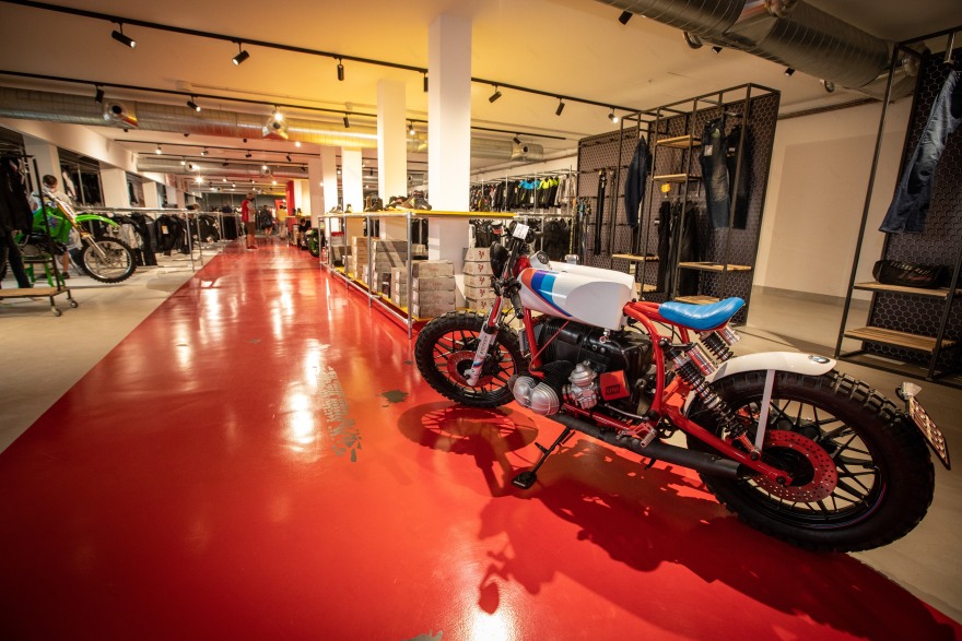 AutoCar & Paddockafe 新颖室内设计,打造一站式汽车装备购物体验-20