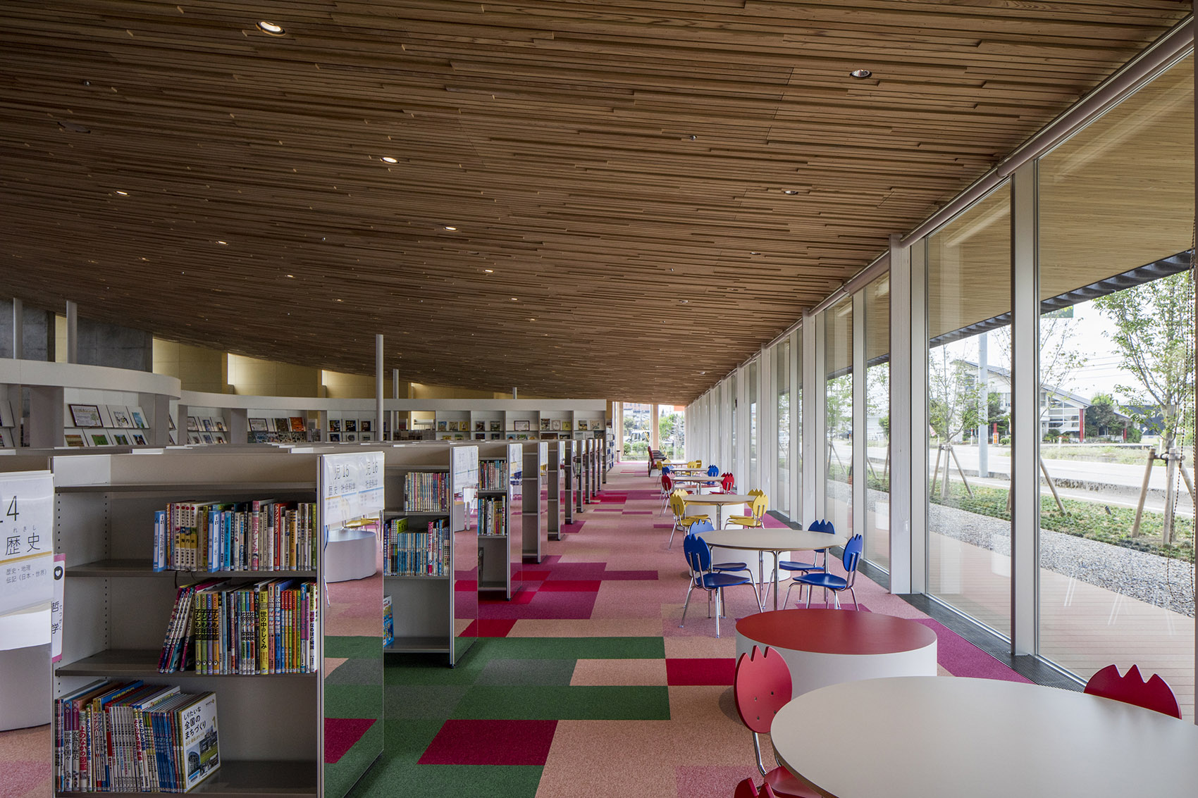 砺波图书馆，日本/巨大屋面下的“一居室”图书馆-64