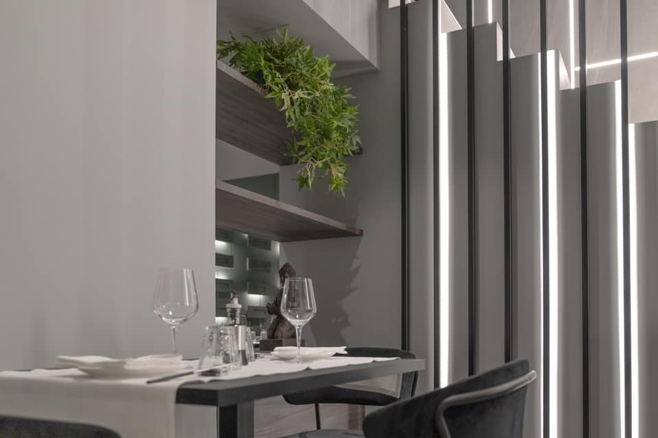 意式优雅融合日式料理,YAMA SUSHI RESTAURANT 打造精致餐饮空间-10