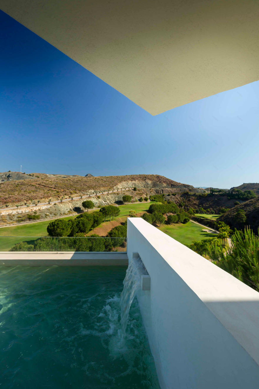 融合自然景观的西班牙风格别墅设计-7