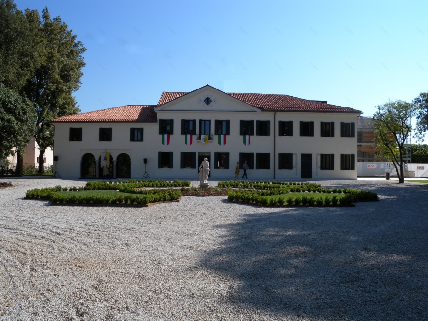 意大利古宅变身现代图书馆-3