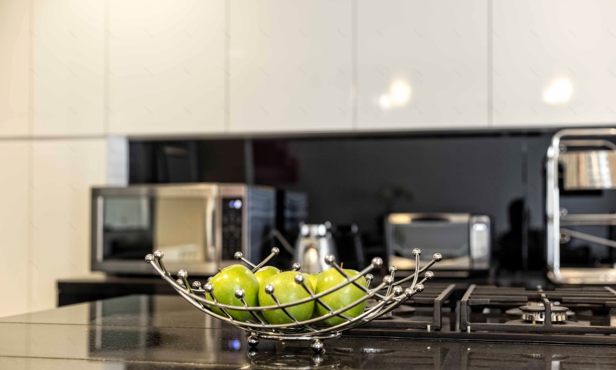 重塑 80 年代建筑,打造现代宜居别墅-8