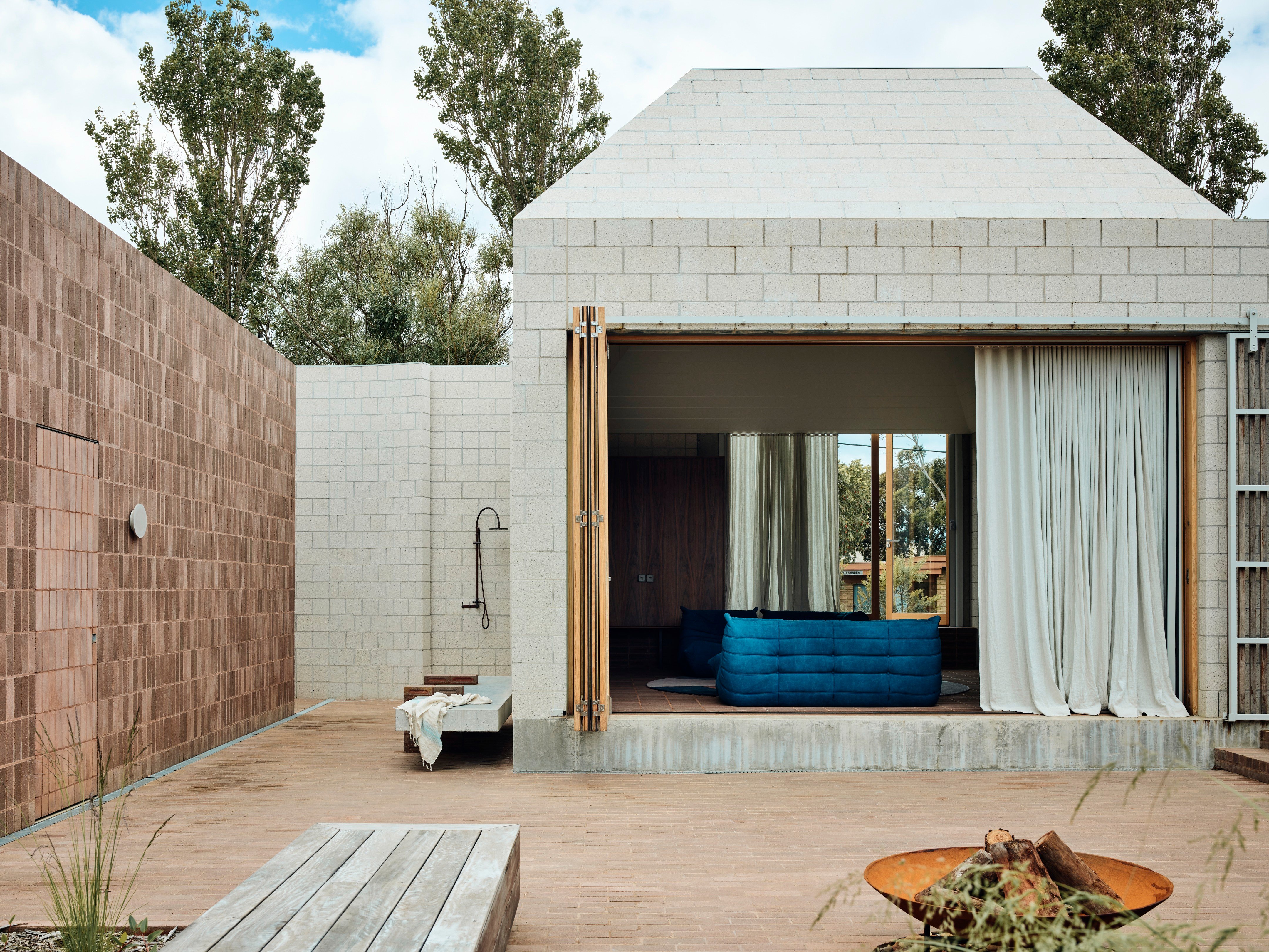 混凝土金字塔下的海滩别墅设计-1