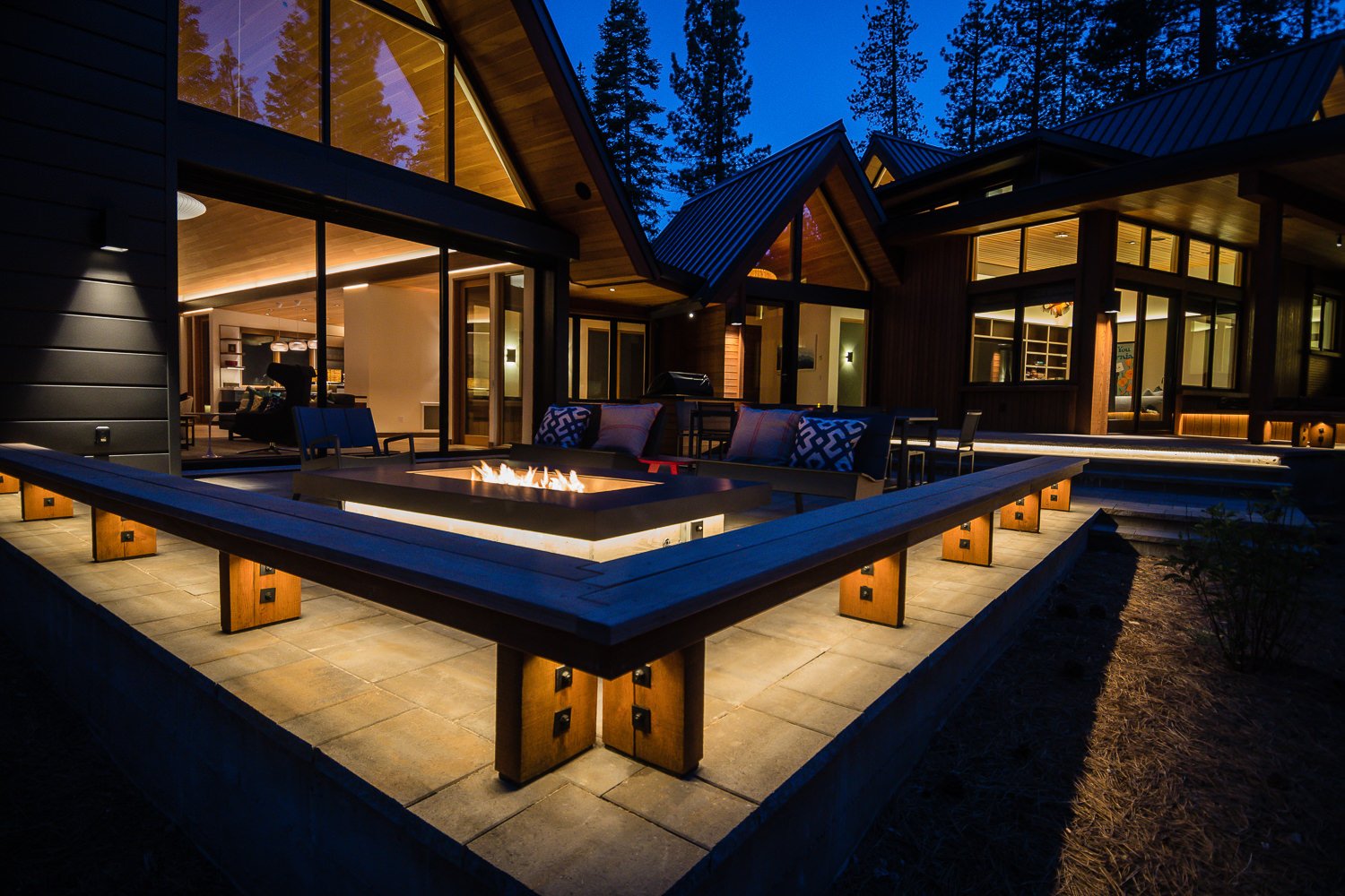 倾斜之地的璀璨明珠 | Crestwood Construction 的山居别墅设计-2