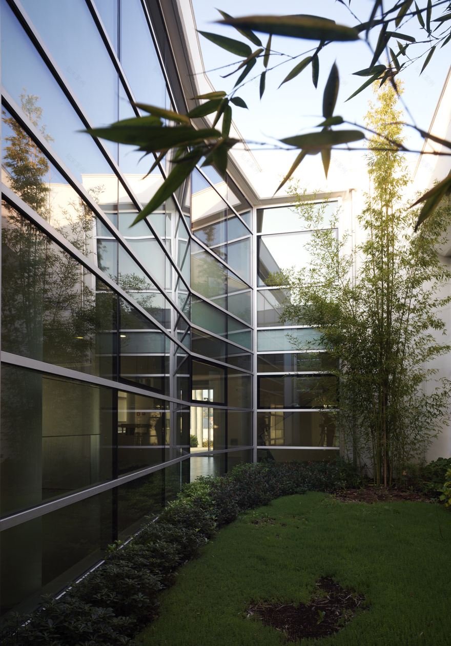 意式轻工业风建筑,环保节能的办公仓储佳作-9