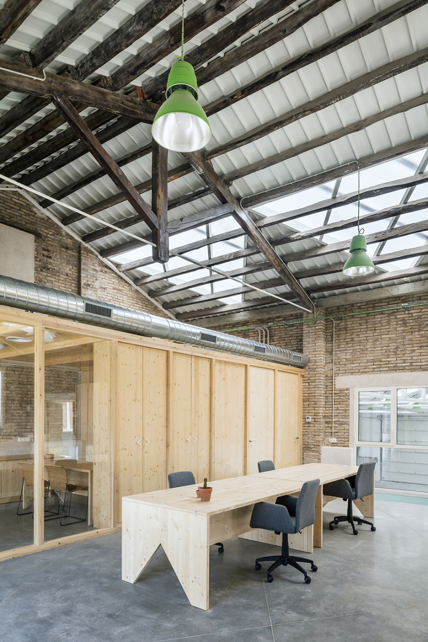 Gon-Gar 农业机械维修综合体 | 旧仓库新生,新车间融入环境-21