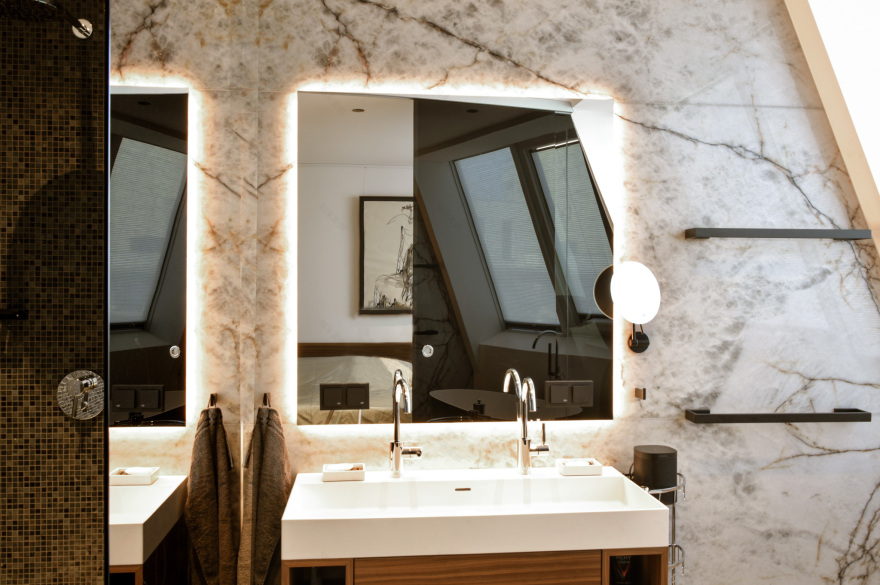 维也纳七区顶层公寓,温馨原木与黑色花岗岩的完美融合-4