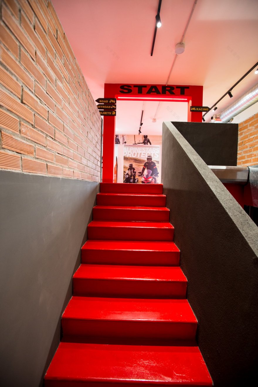 AutoCar & Paddockafe 新颖室内设计,打造一站式汽车装备购物体验-16