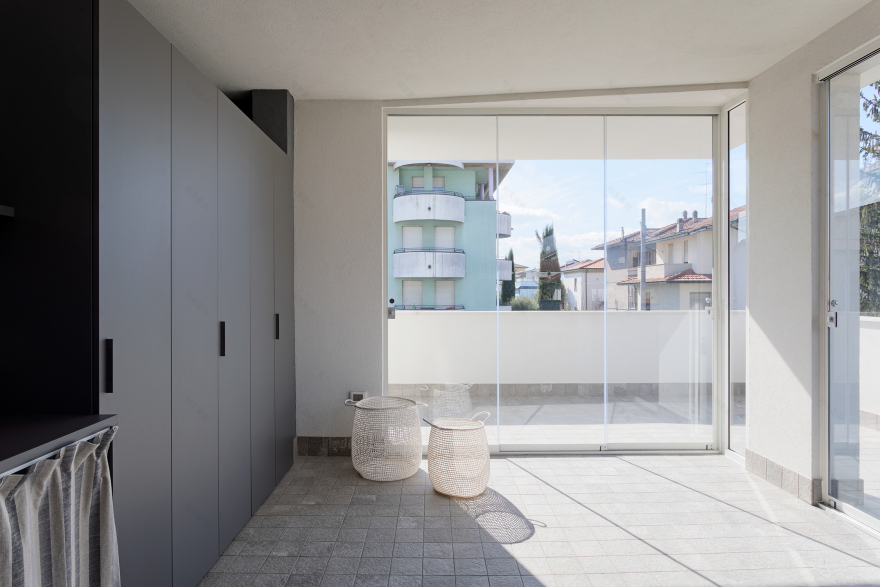 极简白色公寓,自然光线与设计完美融合-22