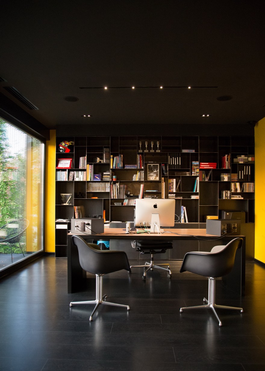 绿意盎然的音乐工作室 | 透明玻璃与植物墙的创意融合-6