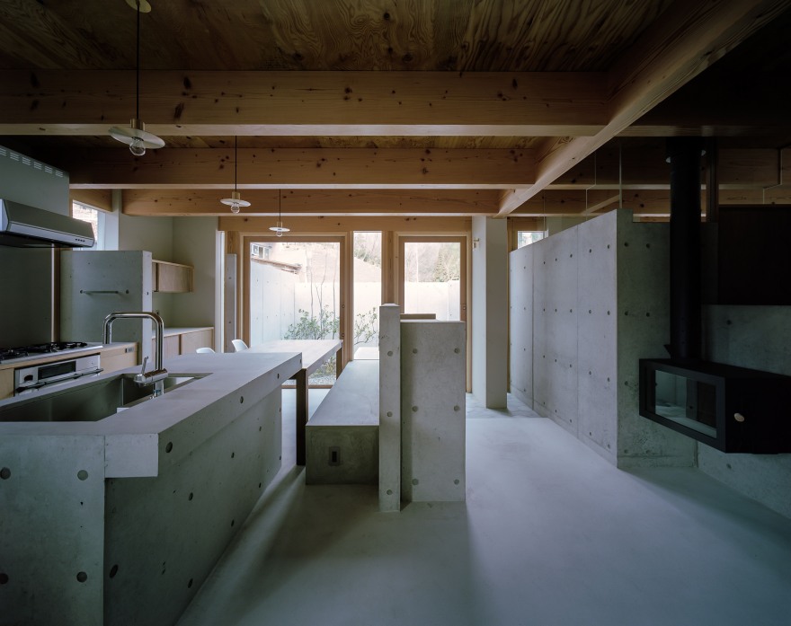 山林间的混凝土迷宫·日本 Minohshinmachi 住宅设计-0