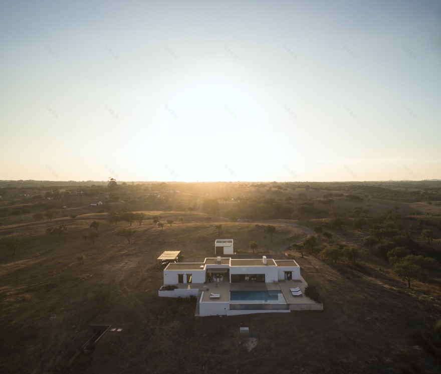 葡萄牙 Grândola 别墅 | 空/满情境创造,多 courtyard 设计-29