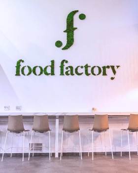 绿色环保的 Food Factory 标志设计