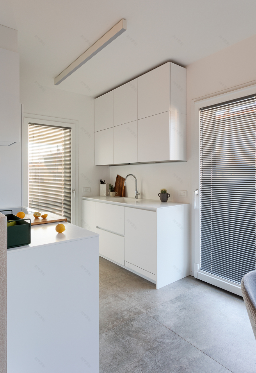 极简白色公寓,自然光线与设计完美融合-34