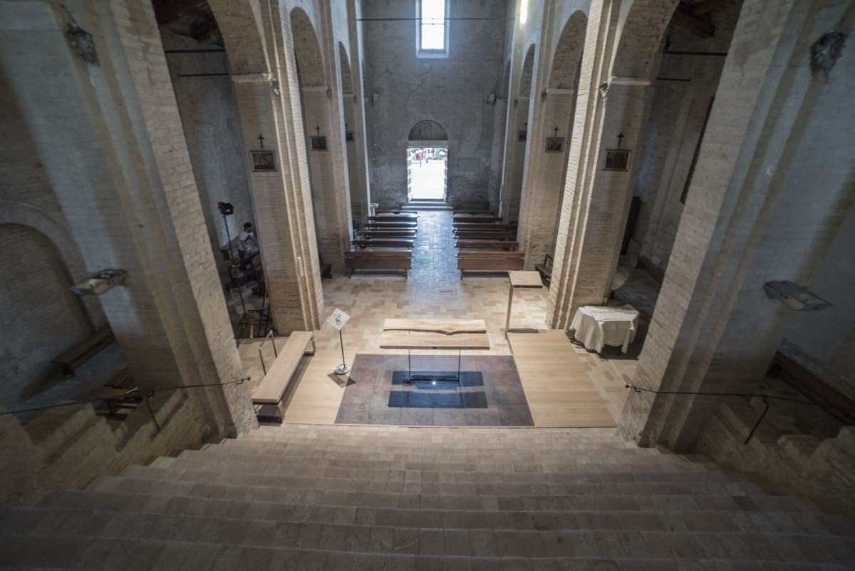 意大利中世纪教堂新设现代祭坛-0