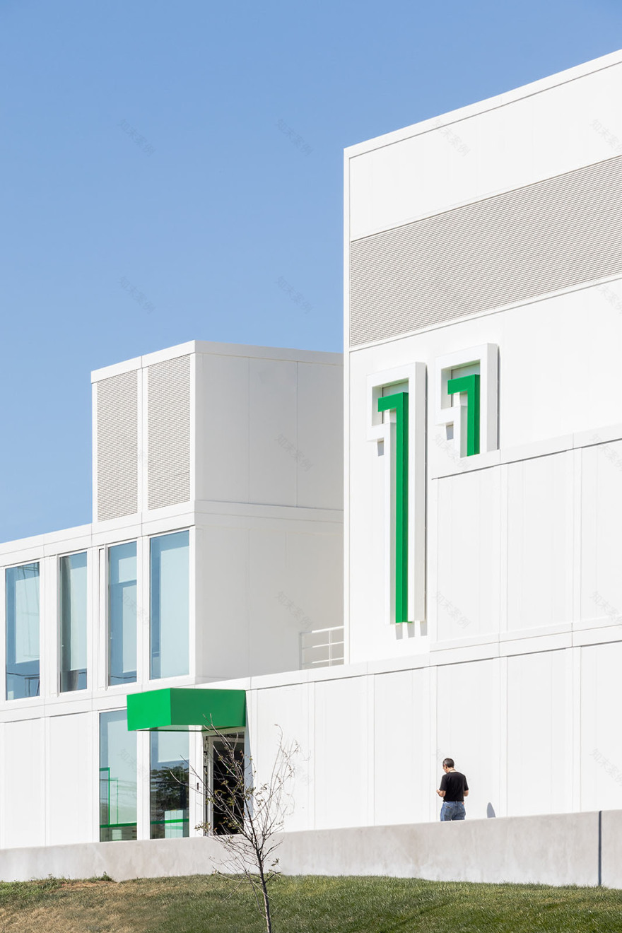 足球城市中的电视频道临时建筑-4