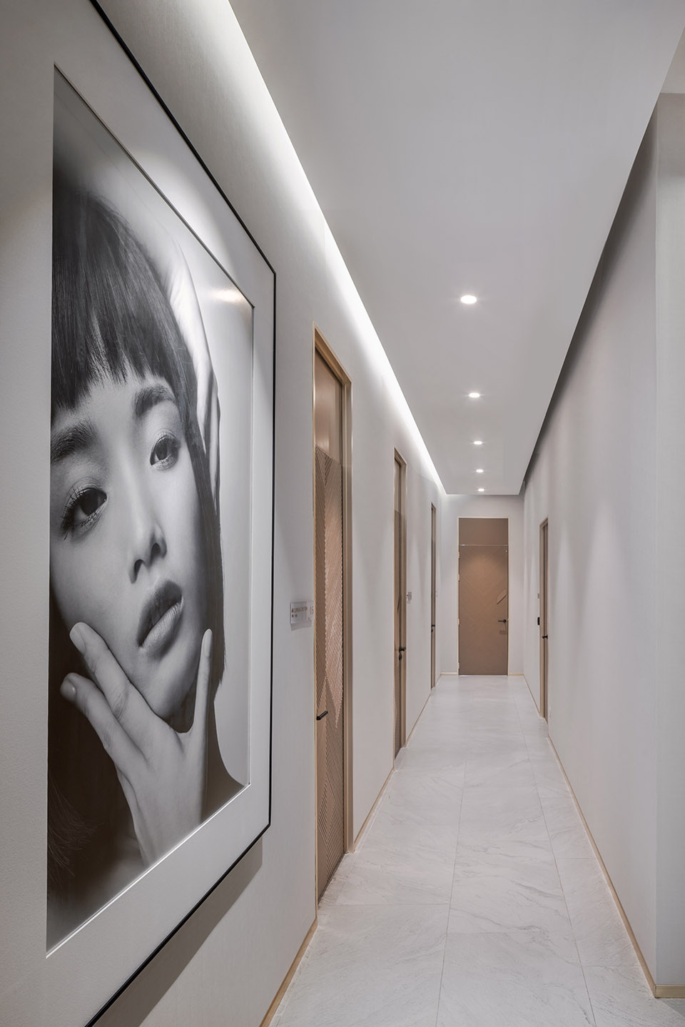 WONJIN医美诊所，曼谷/独特的对称美学，艺术展廊般的医美空间-39