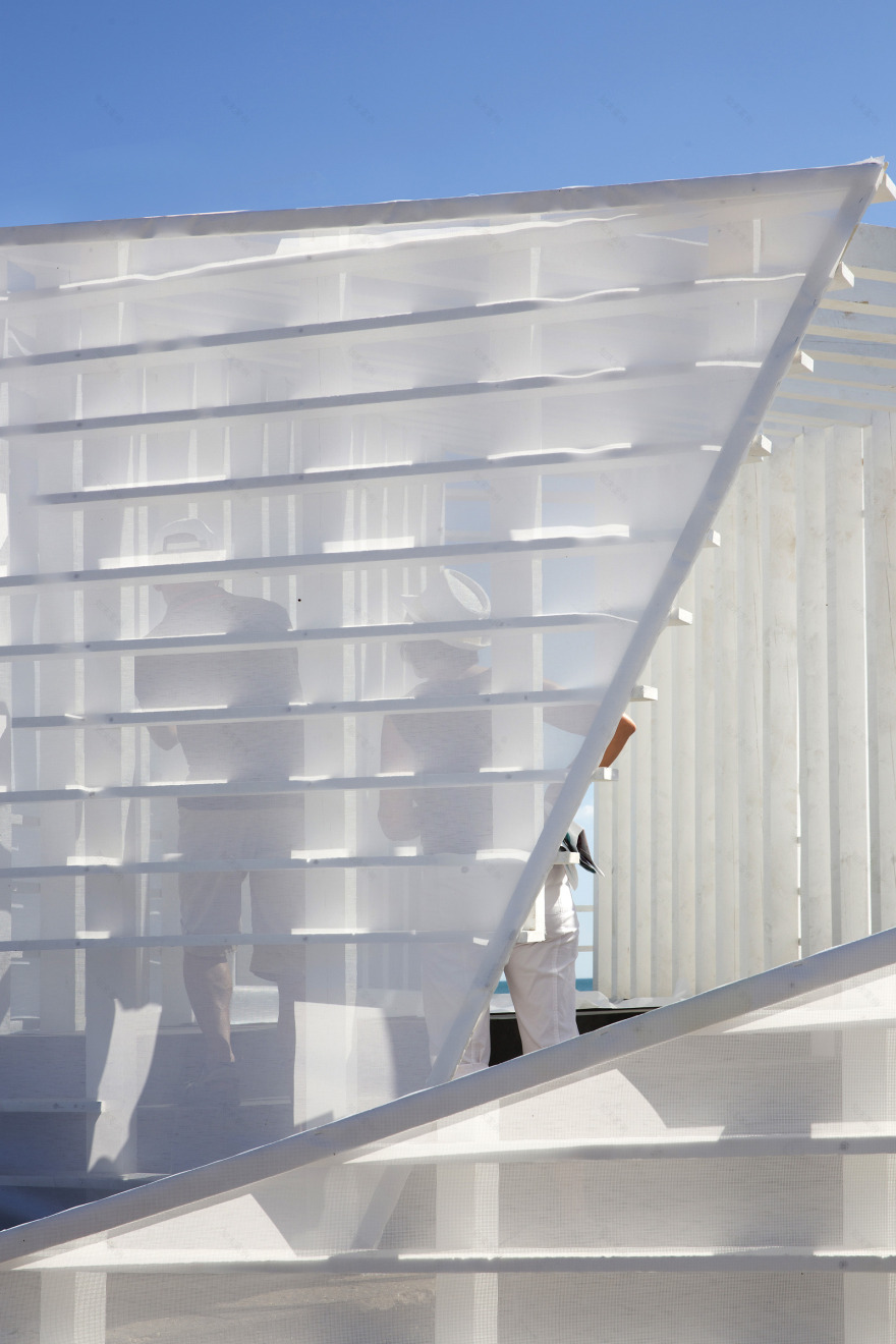 纸船唤起童年记忆,法国 Origamic 展厅设计展现地中海风情-7