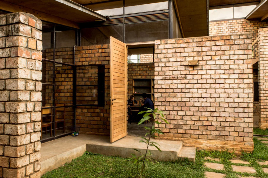 AU学生宿舍(日本建筑学会新人奖),乌干达/东西向墙体提供阴凉,南北侧开口引入光线与风-17