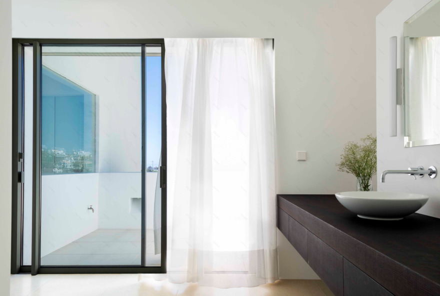 融合自然景观的西班牙风格别墅设计-18