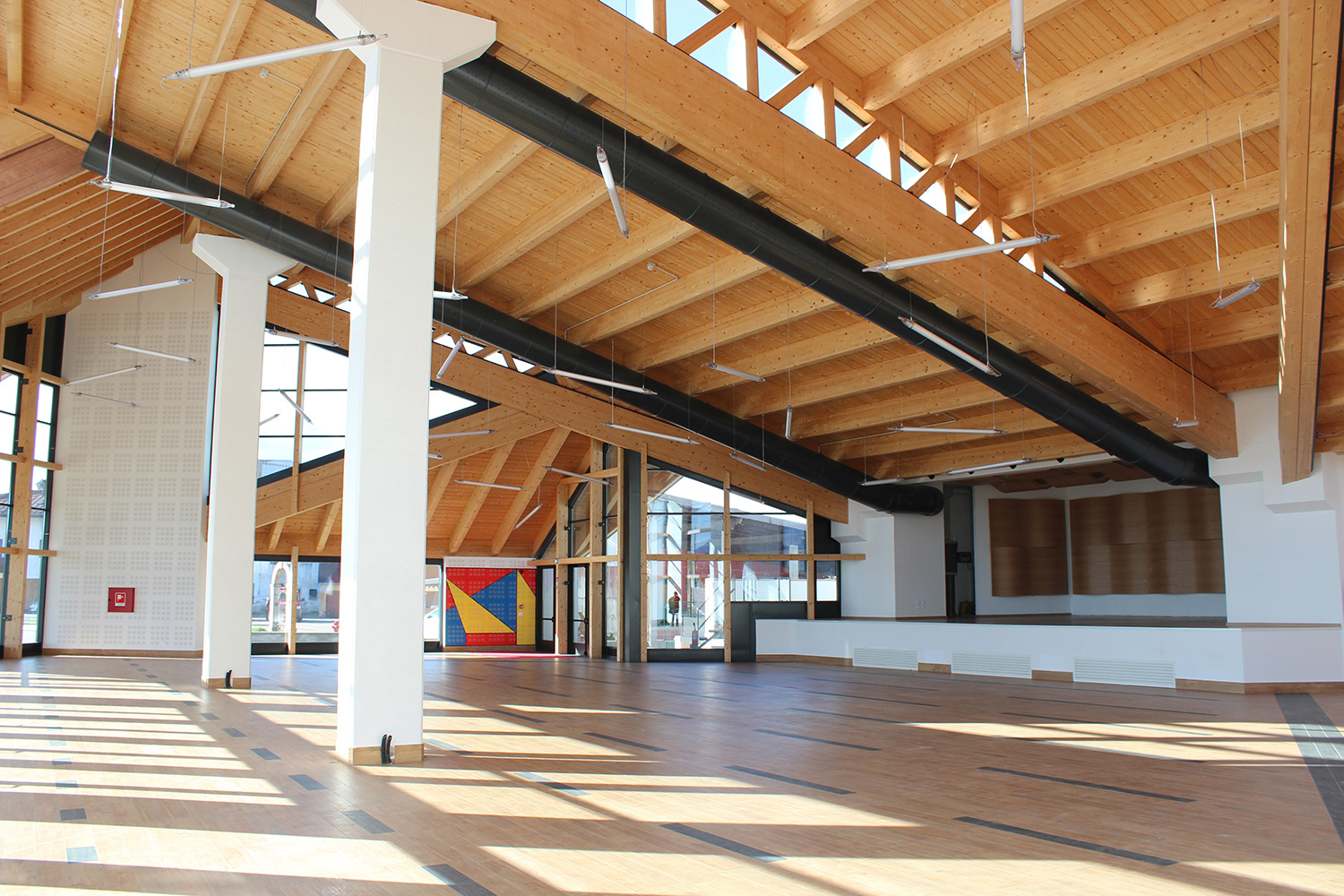 绿意盎然的多功能建筑与城市公园-4