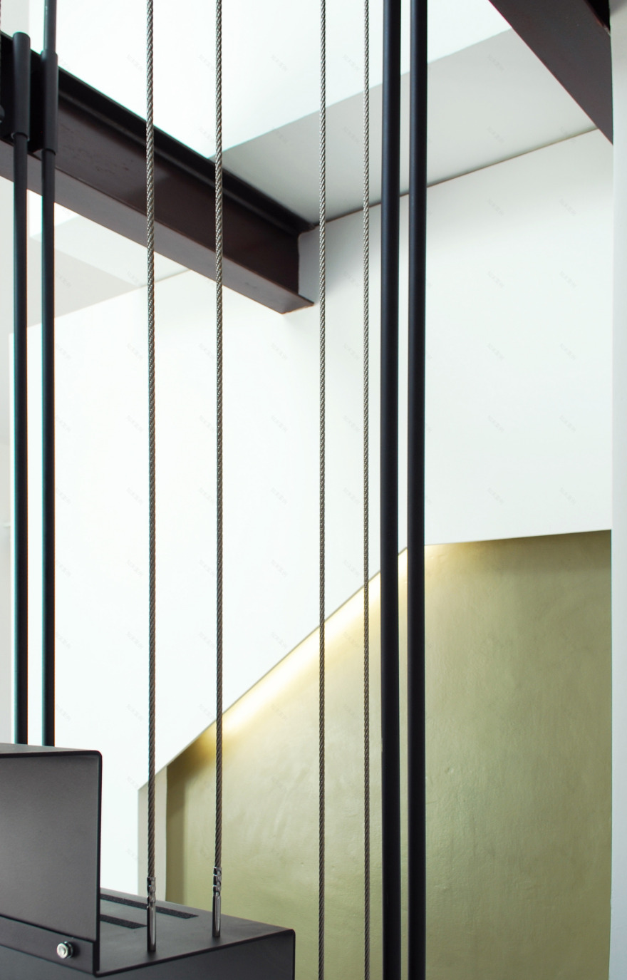 都灵多元文化区三层复式公寓 | 金属折叠楼梯营造双高空间-12