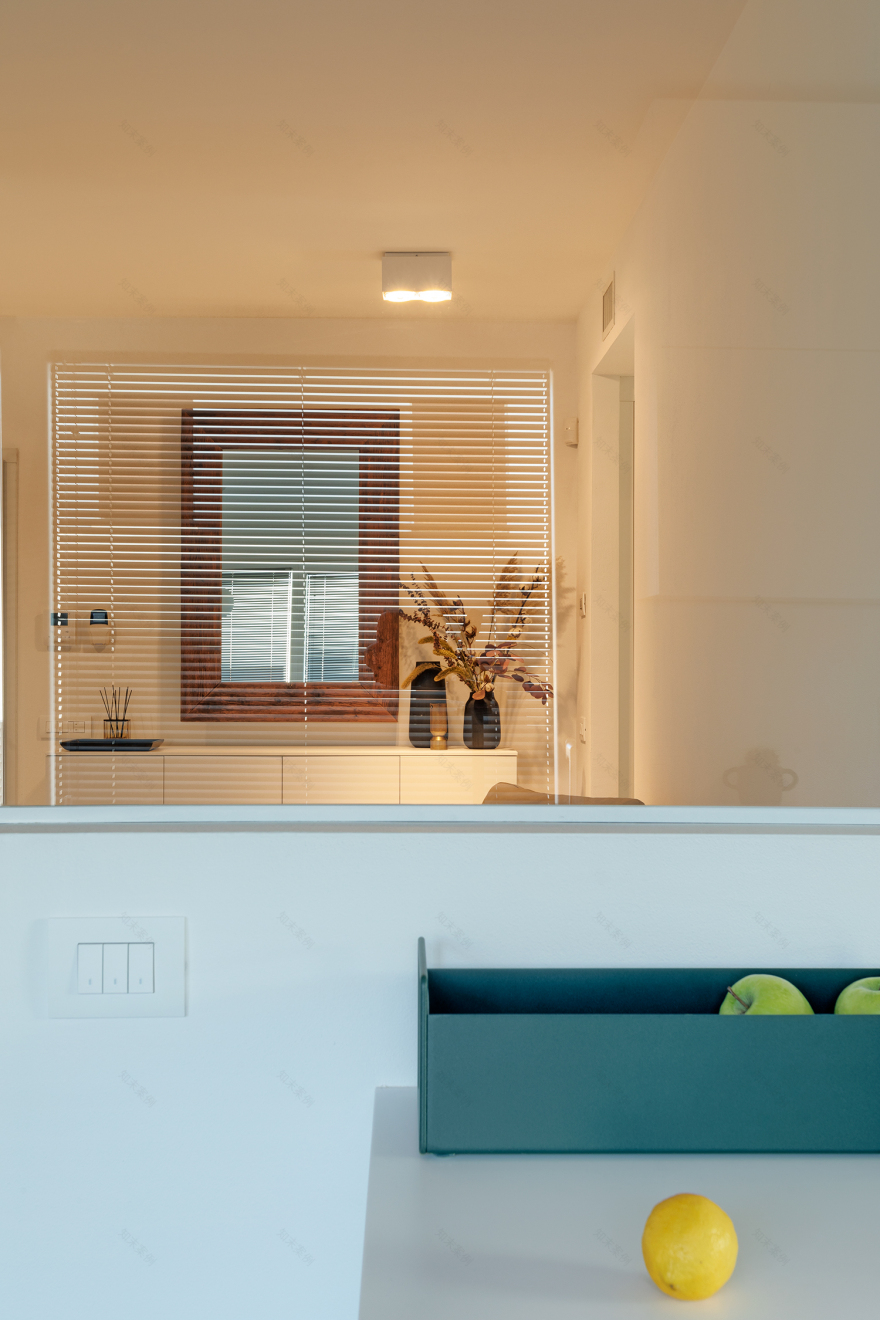 极简白色公寓,自然光线与设计完美融合-31