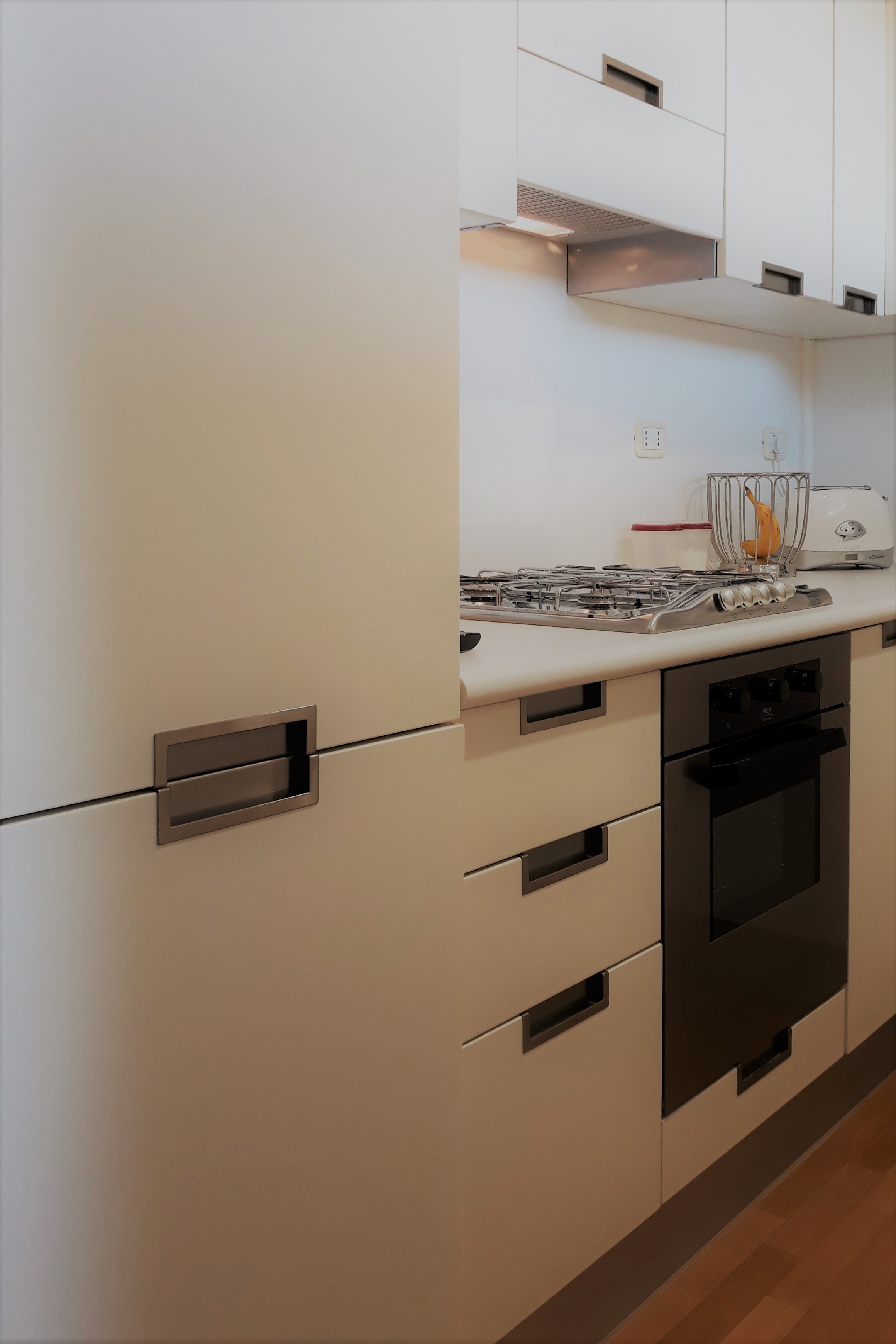 意大利 60 年代公寓翻新，日间生活区与厨房间灵动融合-6