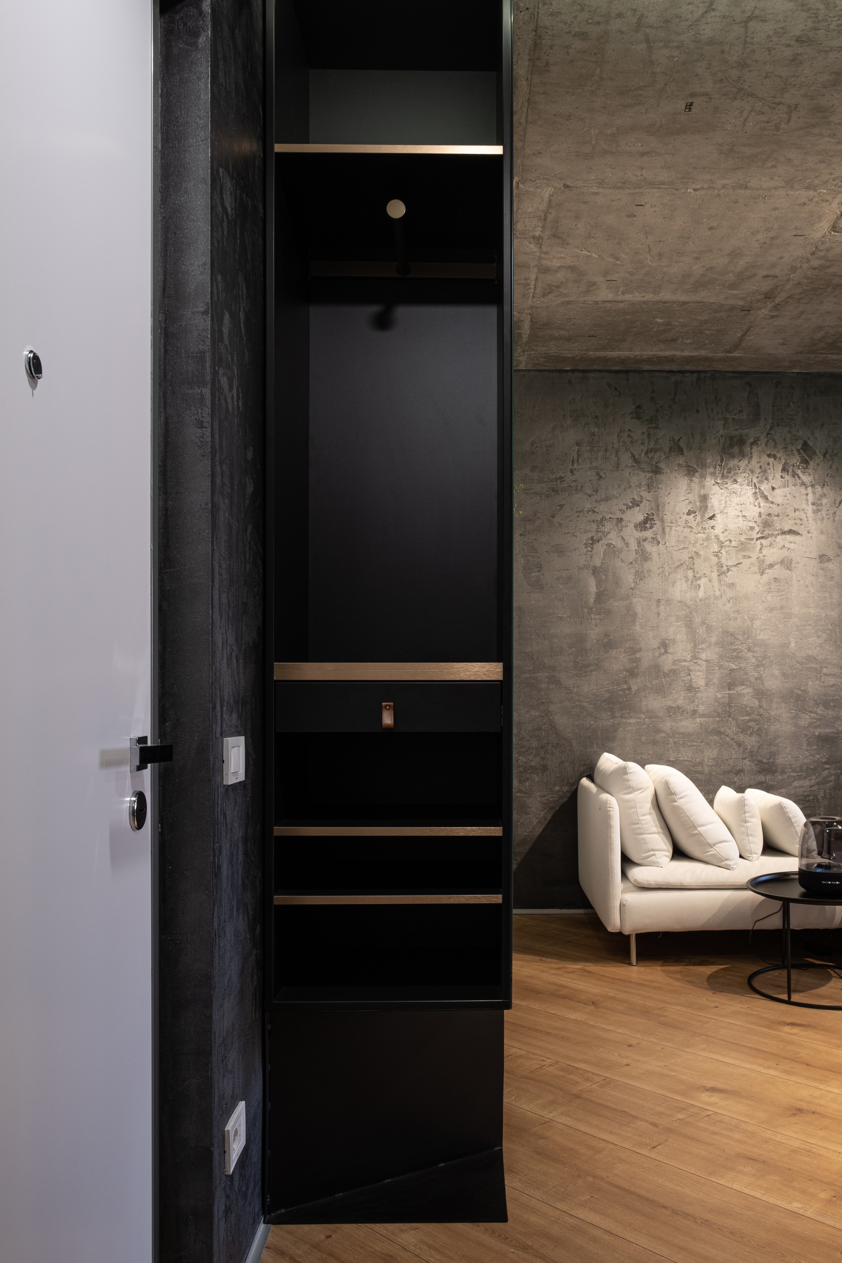 黑白极简公寓，融入自然的粗犷之美-11