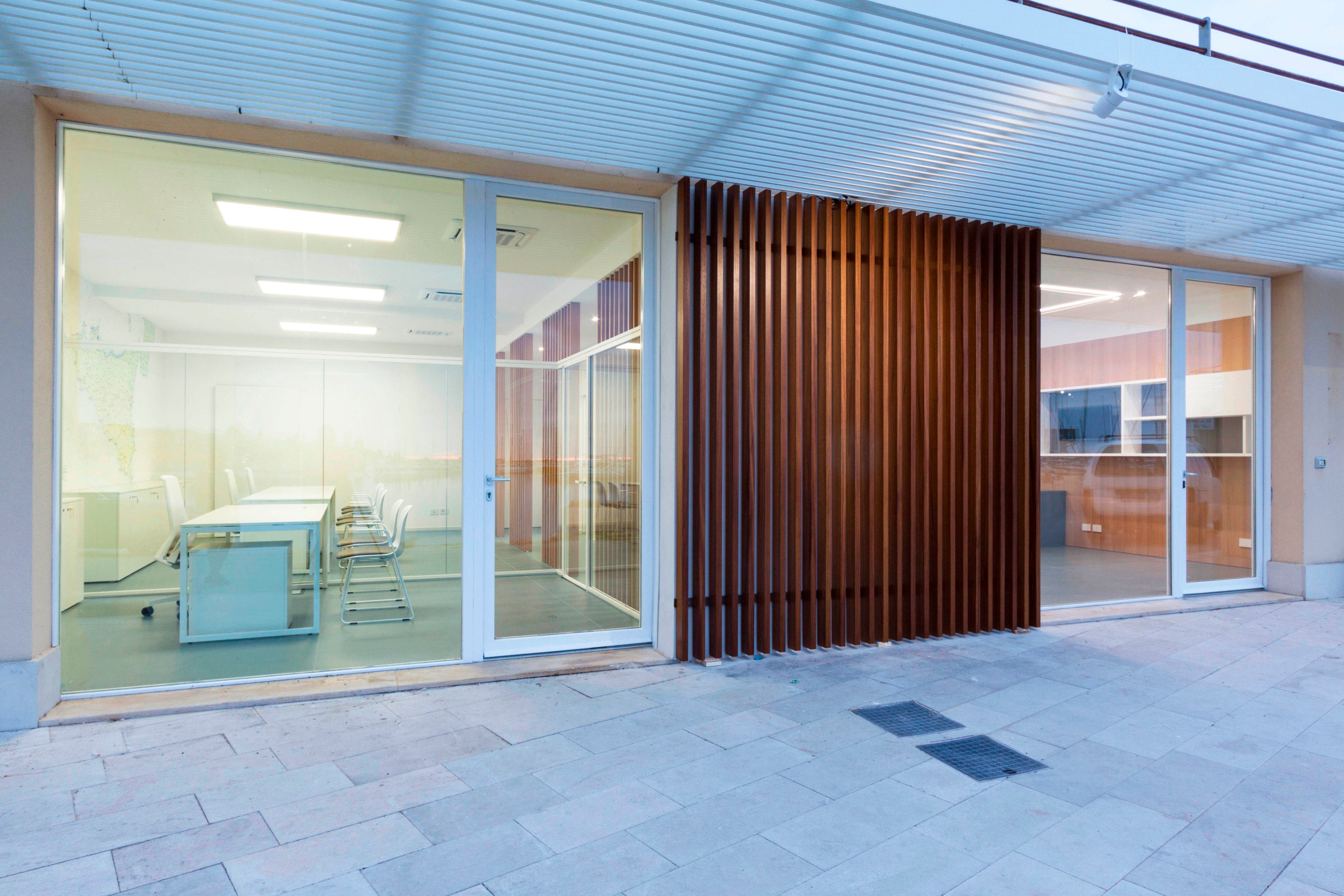 优化空间利用的意大利旅游港口办公室设计-22