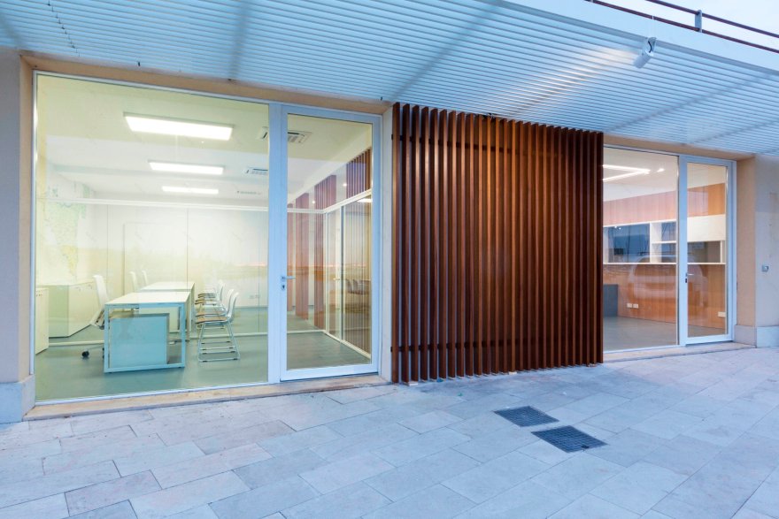 优化空间利用的意大利旅游港口办公室设计-22