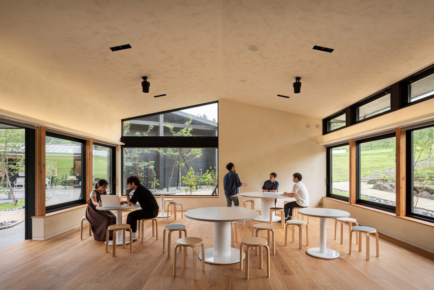 町田药师池公园“四季彩之森”游客中心,日本/运用村落般的建筑形式营造愉悦步行体验-50