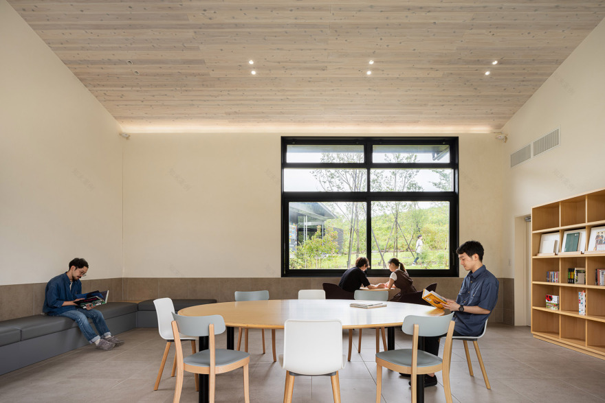 町田药师池公园“四季彩之森”游客中心,日本/运用村落般的建筑形式营造愉悦步行体验-51