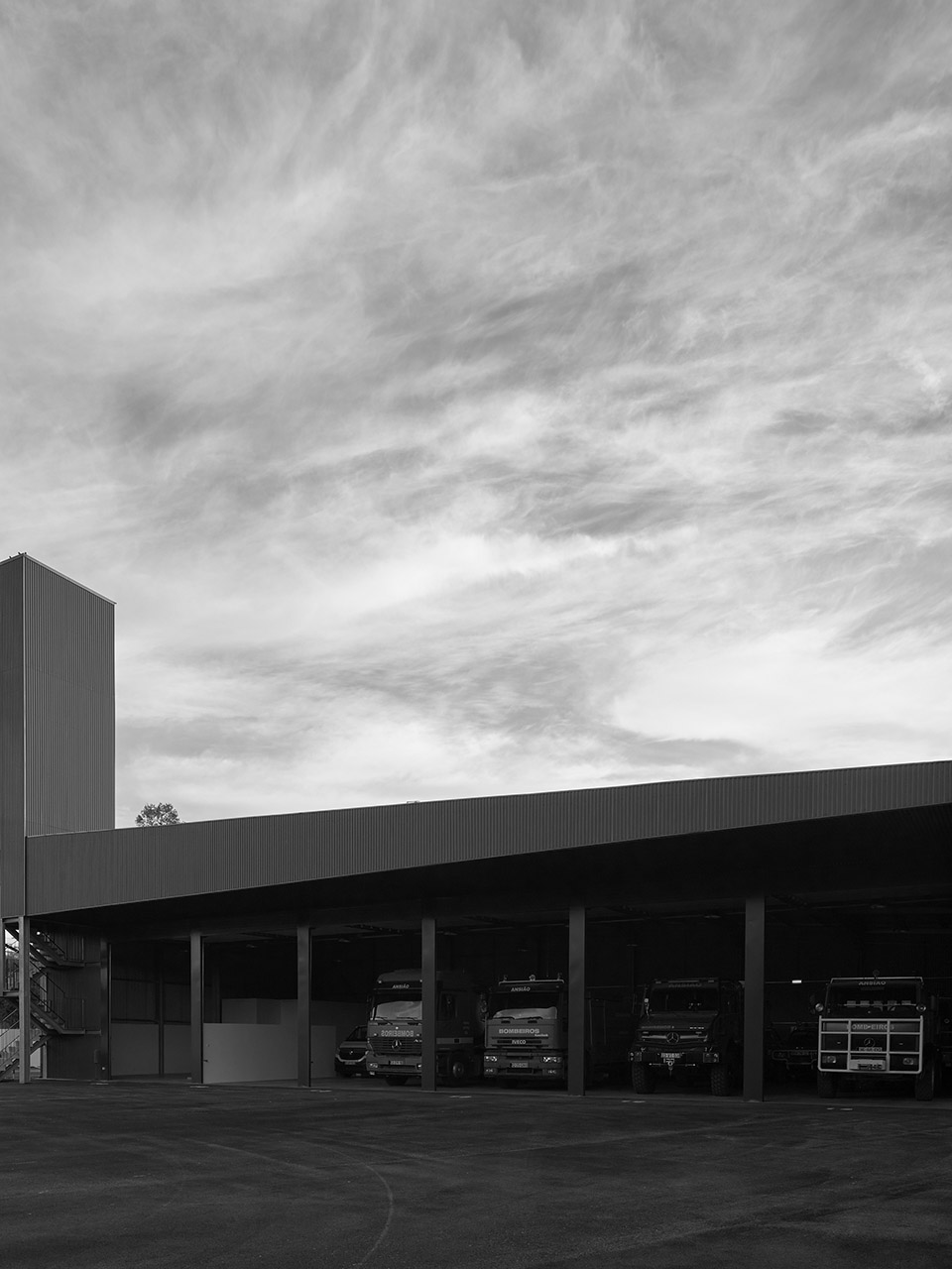 ANSIÃO自治区消防员总部大楼扩建，葡萄牙/波纹板包裹的空间-98