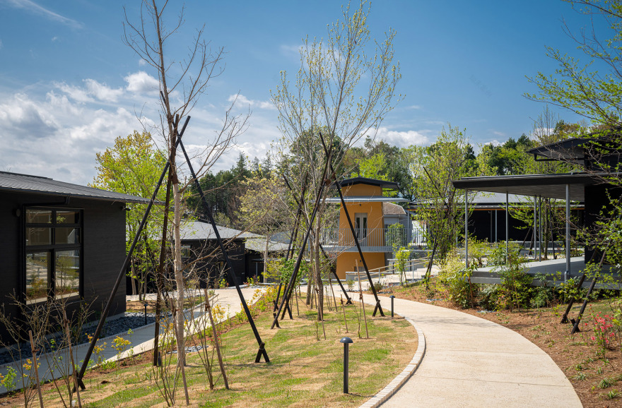 町田药师池公园“四季彩之森”游客中心,日本/运用村落般的建筑形式营造愉悦步行体验-19