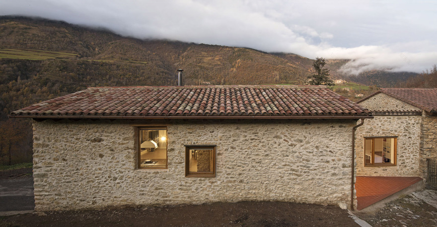 西班牙山谷中温暖色调的马养殖场住宅设计丨Aramé Studio-9