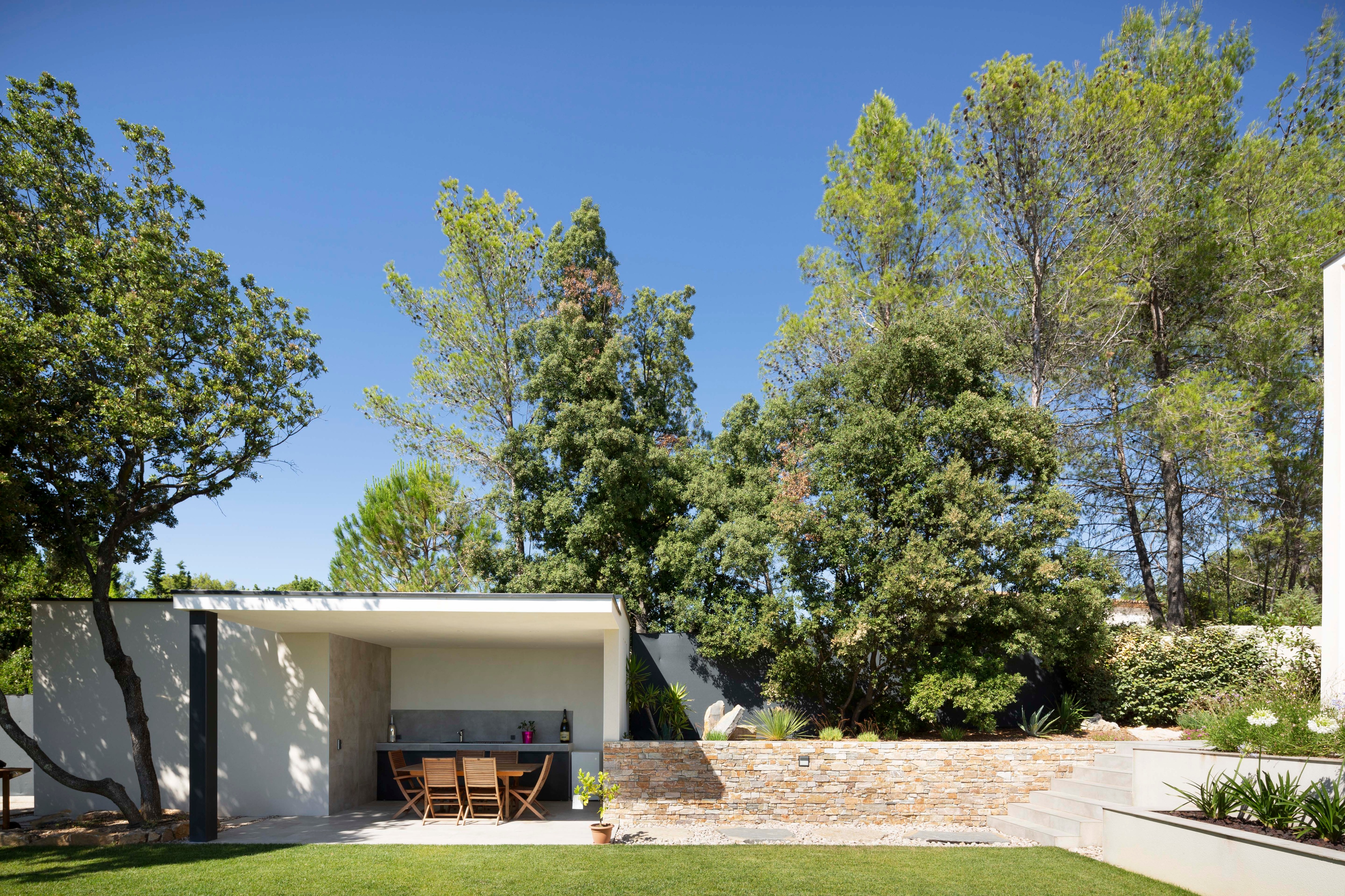 Saint Mathieu 别墅 | 山景与绿意共生,室内外生活和谐交融-5