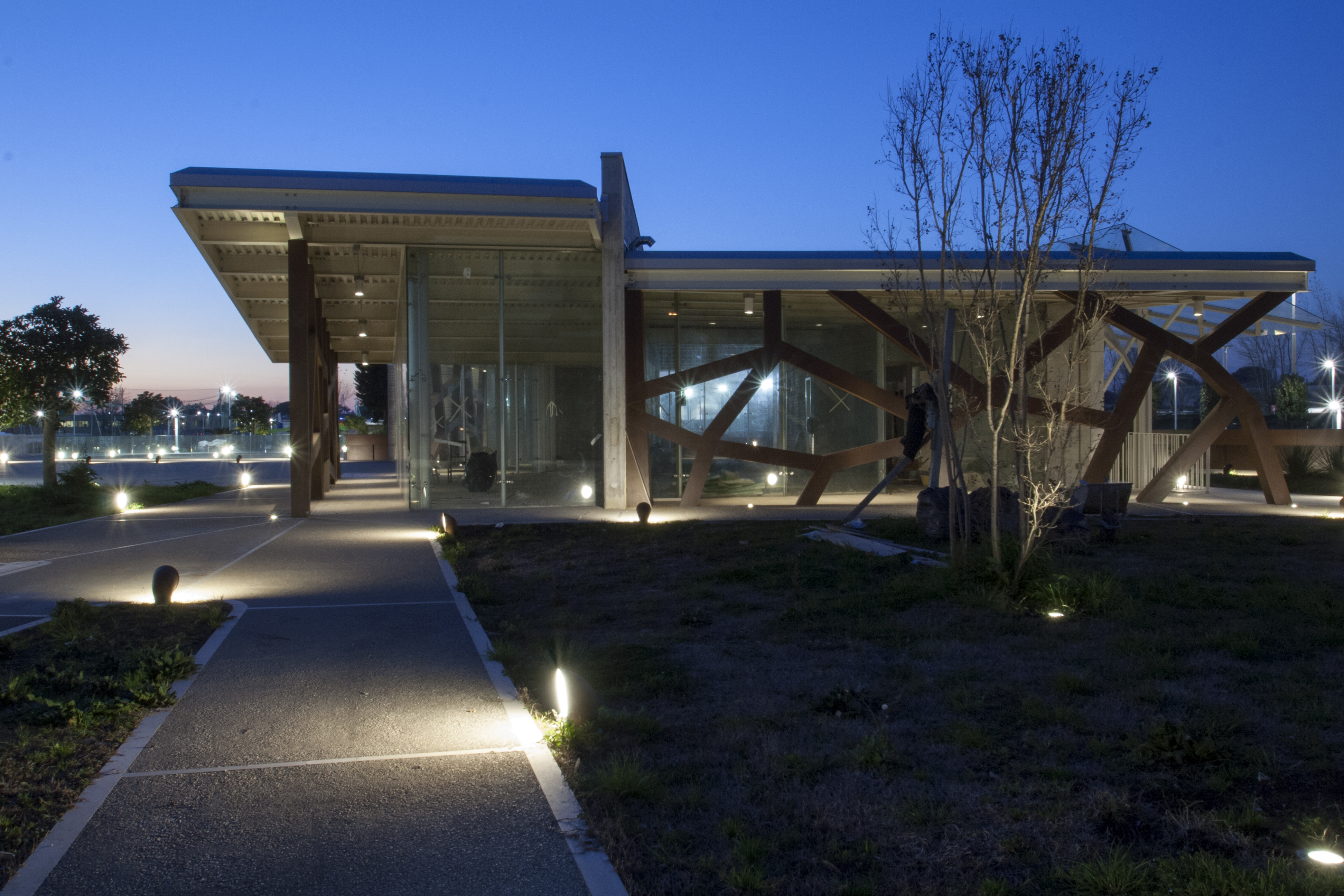 裸露结构中的多功能中心-2