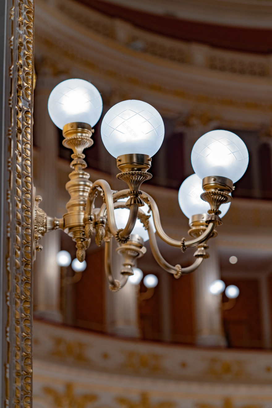 重塑辉煌,Rimini 剧院华美灯光重生-9