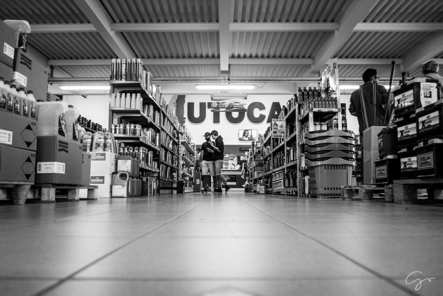 AutoCar & Paddockafe 新颖室内设计,打造一站式汽车装备购物体验-24